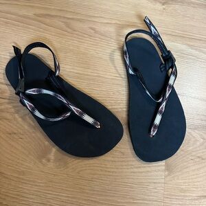 Earth Runners elemental walkbase in Tribal Women’s size 9 Men’s 7